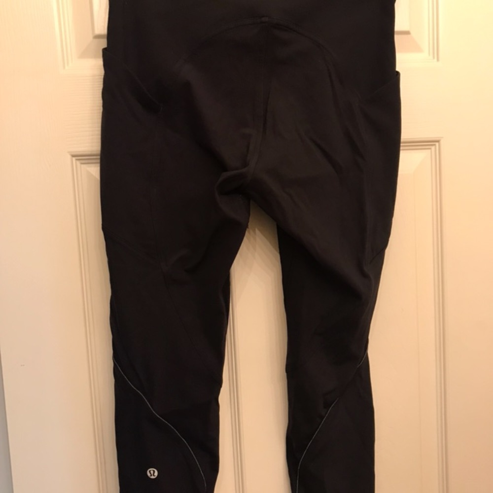 All black lululemon cropped pants with pockets